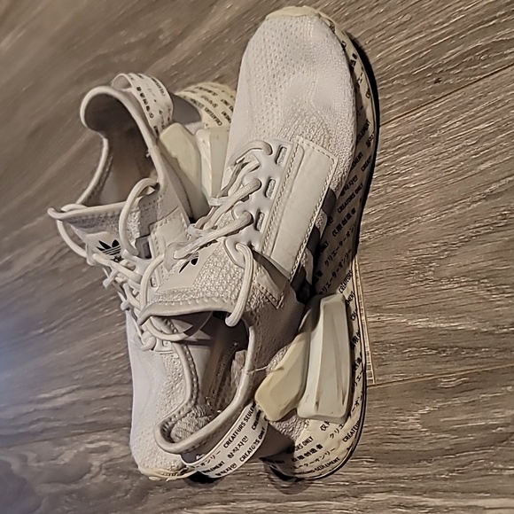  Adidas NMD R1 - Picture 2 of 6